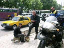 DSC04214 kluci si nechali vycistit boty.JPG